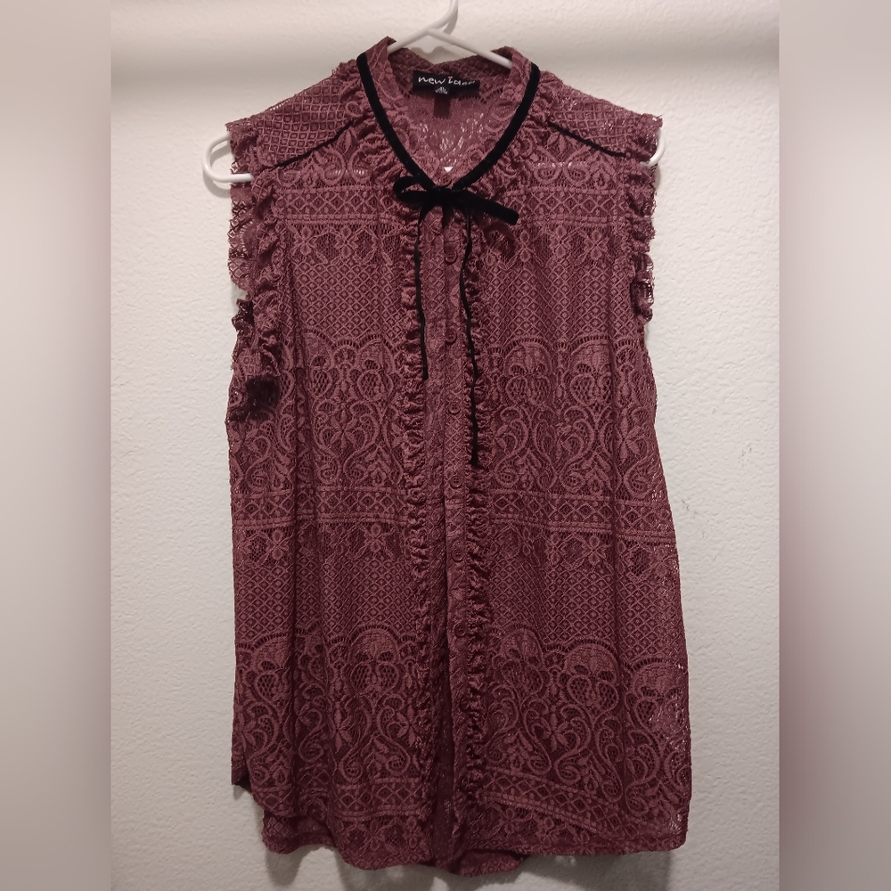 Lace Sleeveless Top with Black Bow